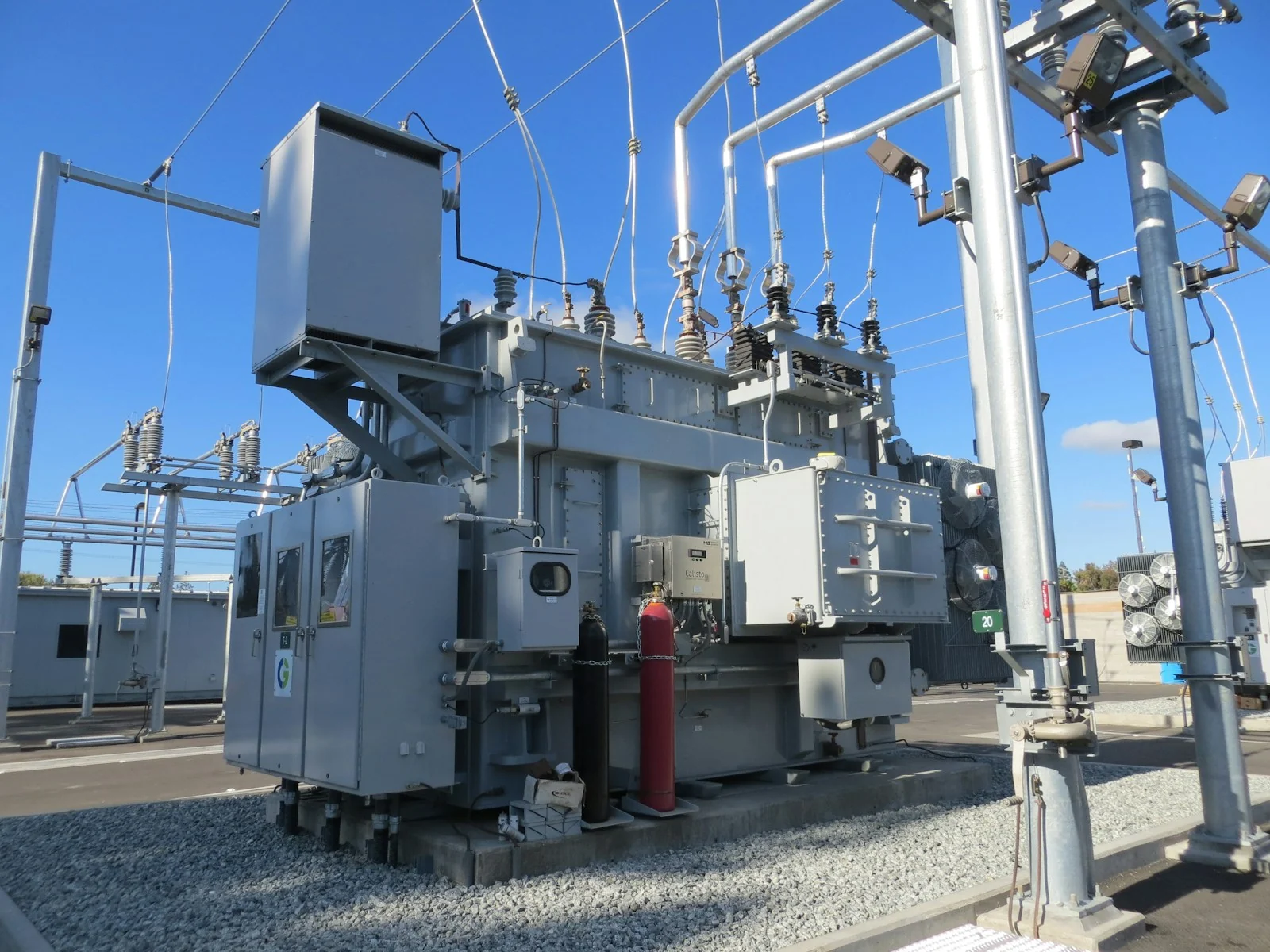 Fotografie ilustrativă: transformator electric și izolatoare într-o stație din SUA